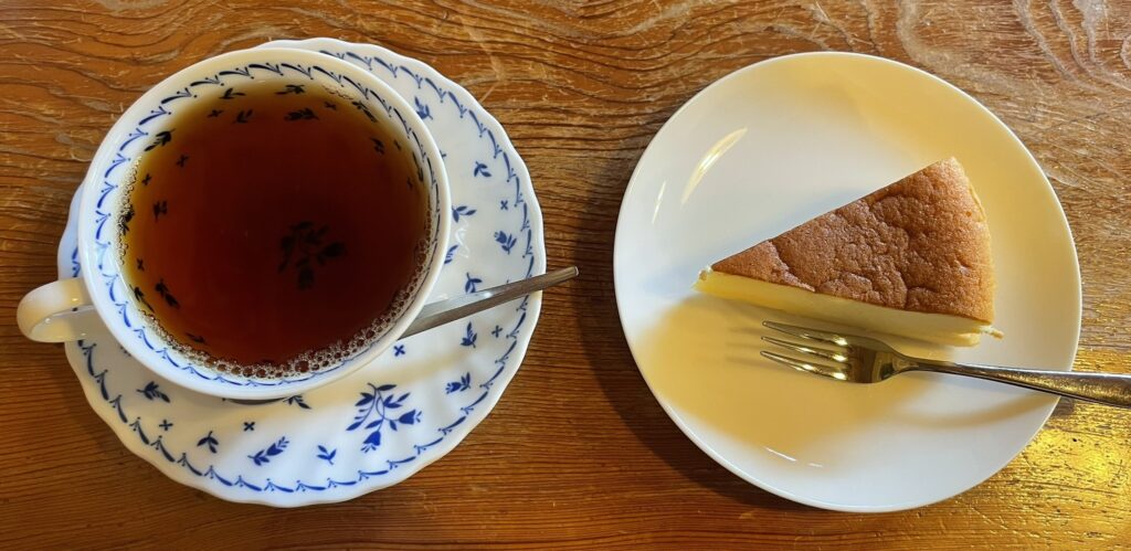 屋久島の喫茶樹林の屋久の紅茶とチーズケーキ