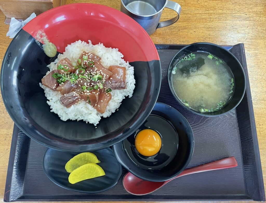 屋久島空港のエアポート屋久島で天然カンパチの醤油漬け丼